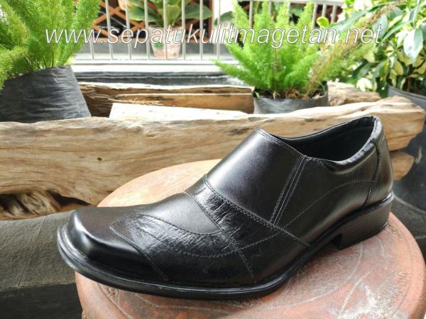 Sepatu Kulit Pantofel Pria FY22